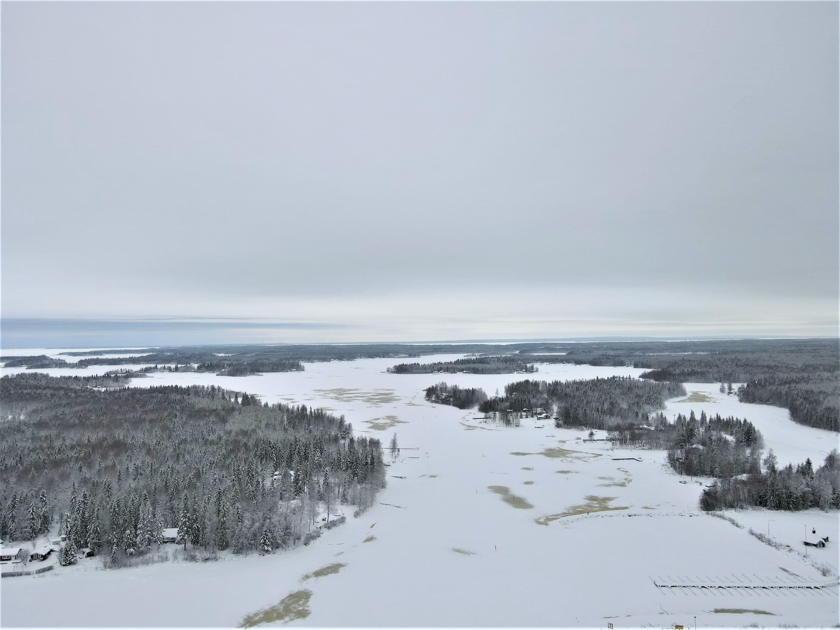 Granne med båthamnen Marahamn.