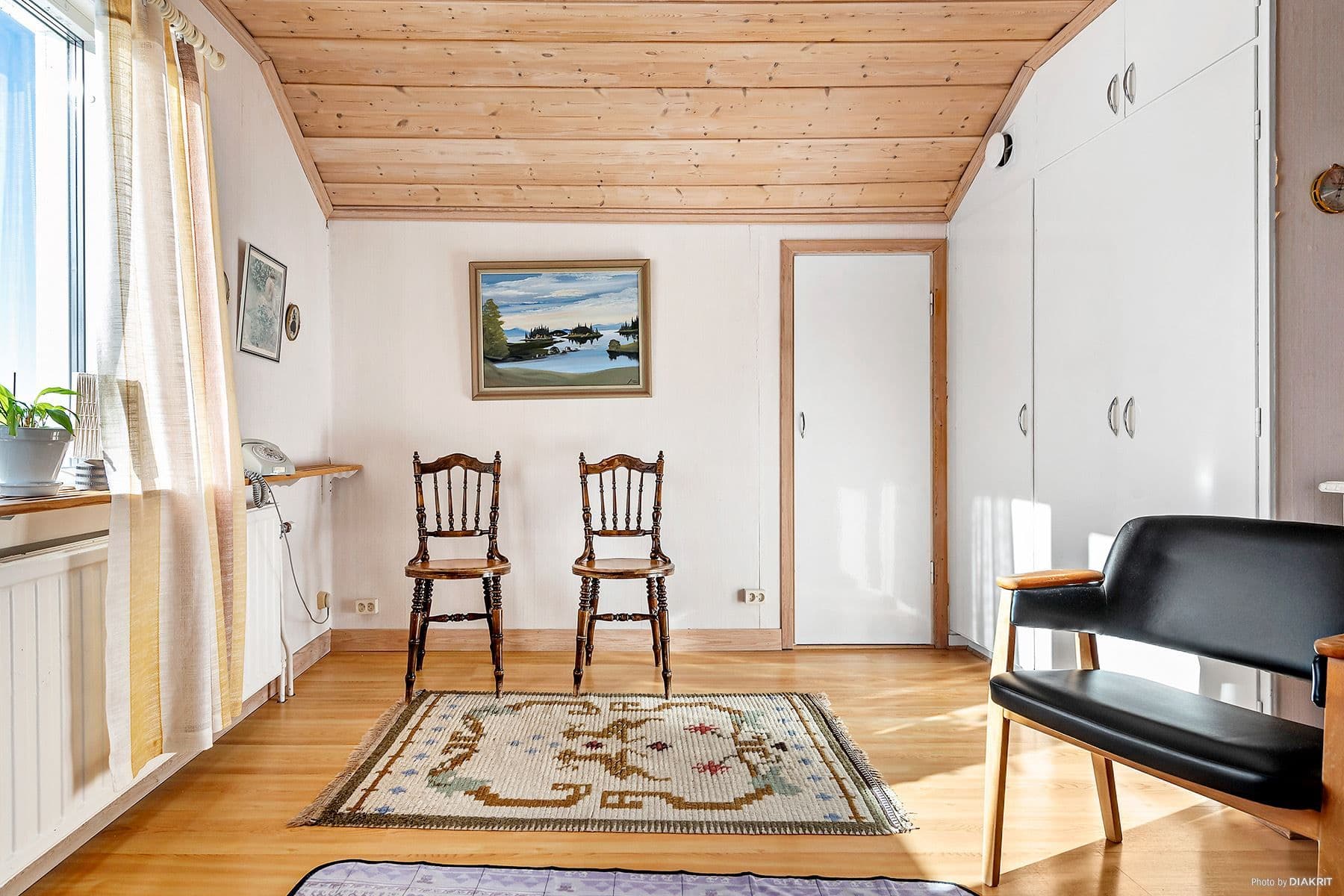 Sovrum 1 med kattvind och platsbyggda garderober