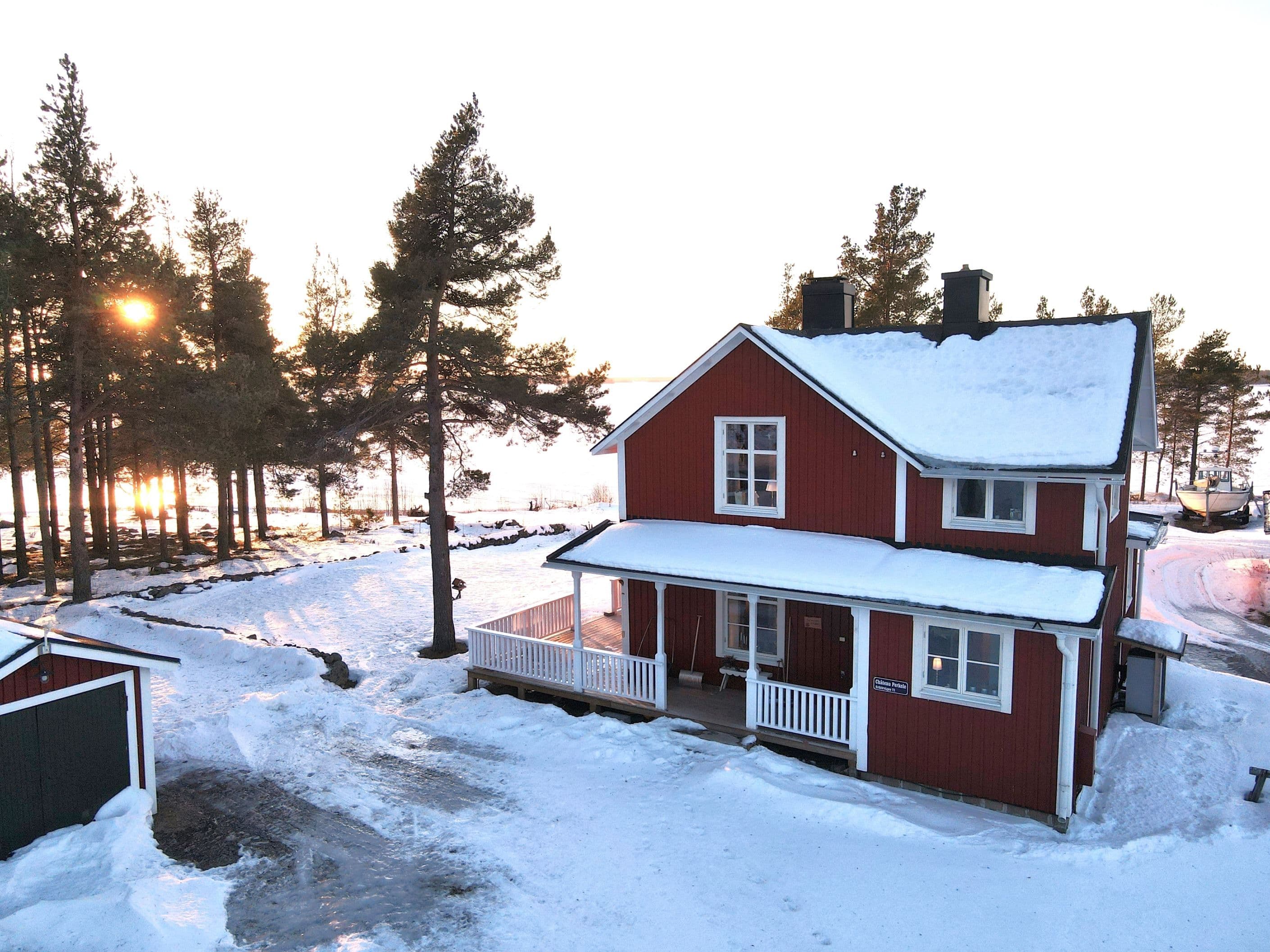 Några meter från stranden.