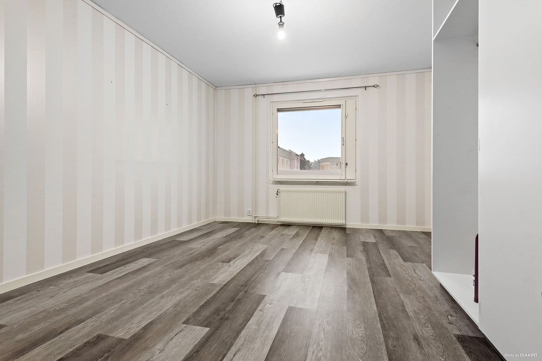 Sovrum 1 med platsbyggda garderober