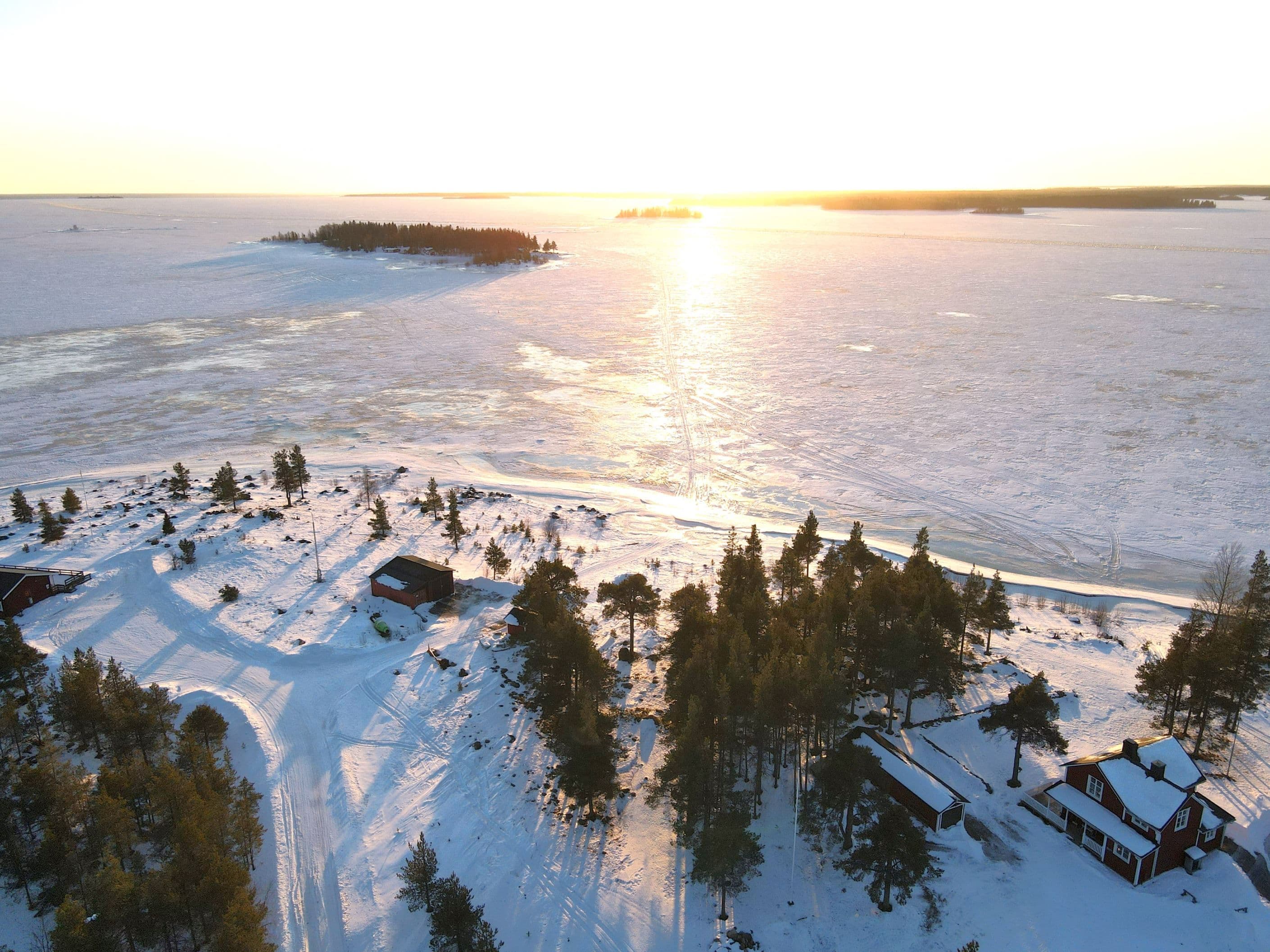 Intill strandkanten.