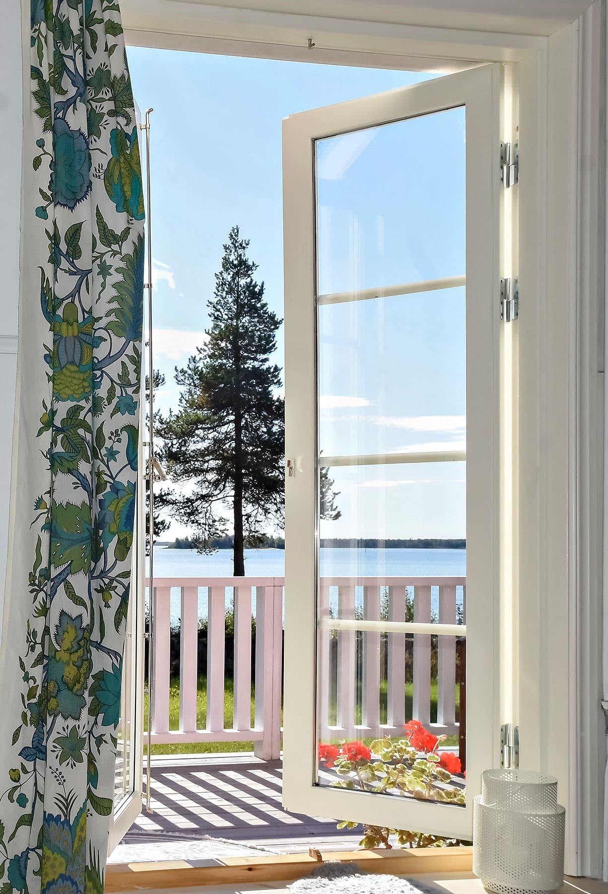 Utsikt från köket till havet.