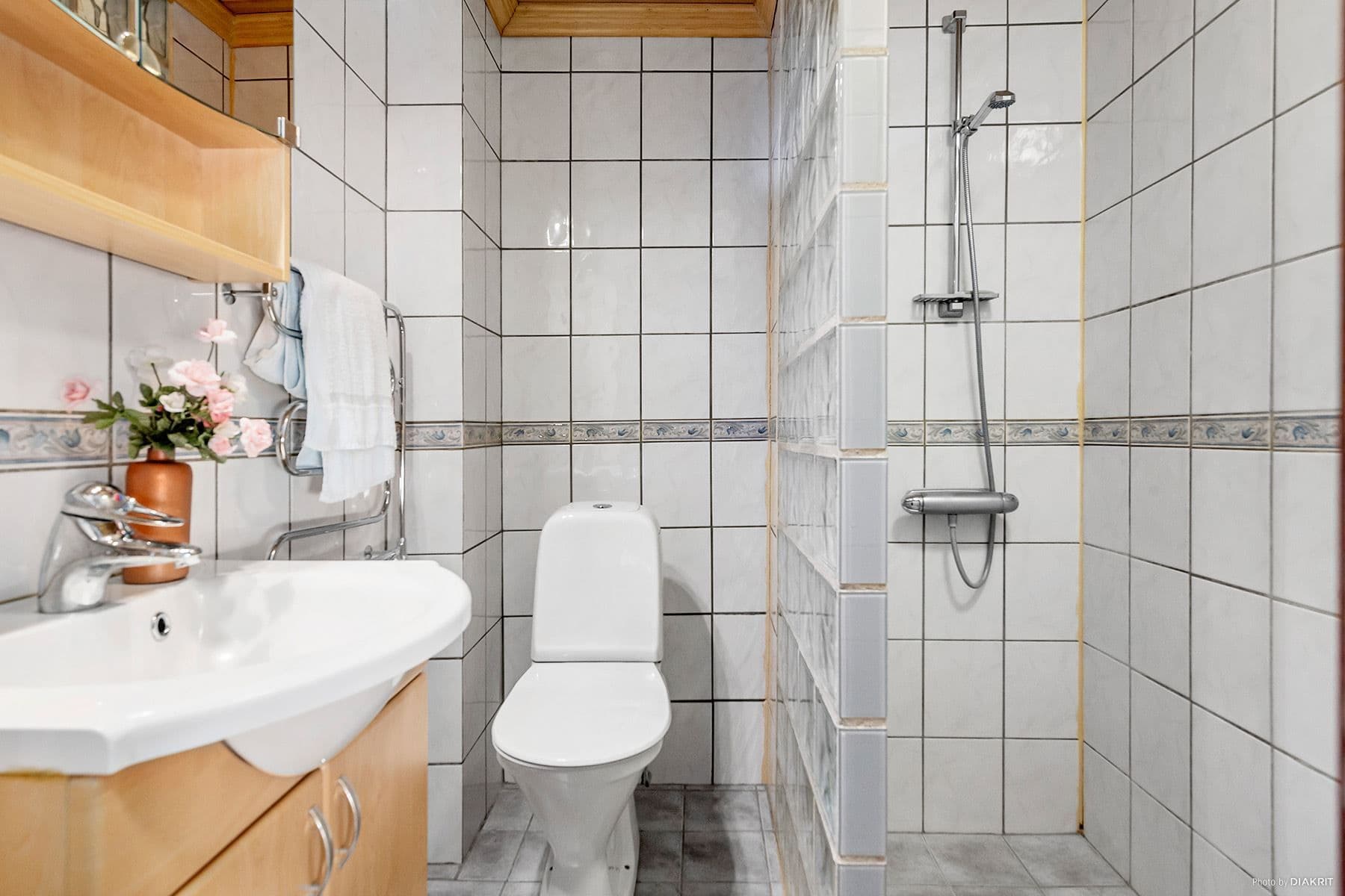 Helkaklat badrum på övreplan