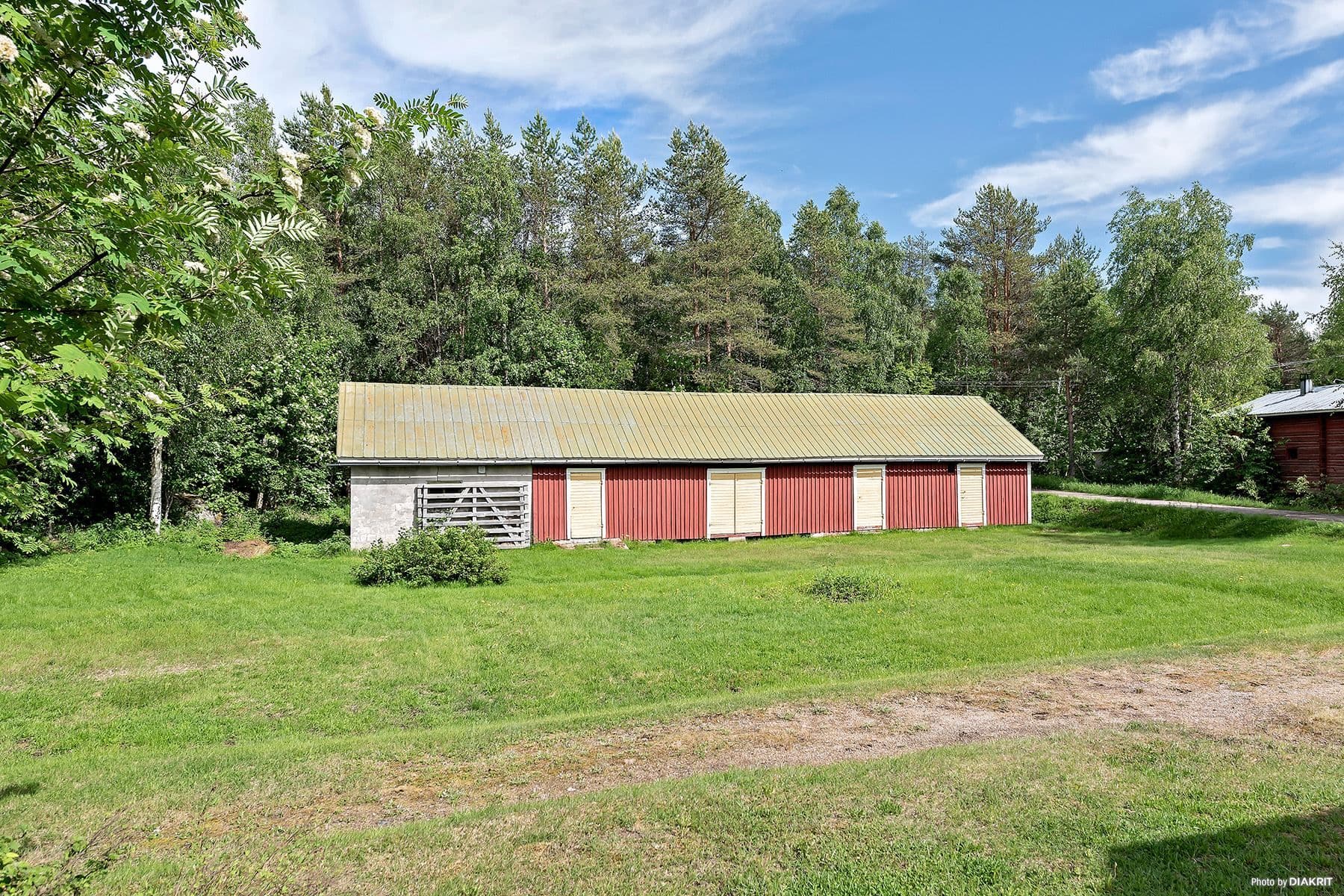 Stor gårdsplan och rymlig förrådslänga