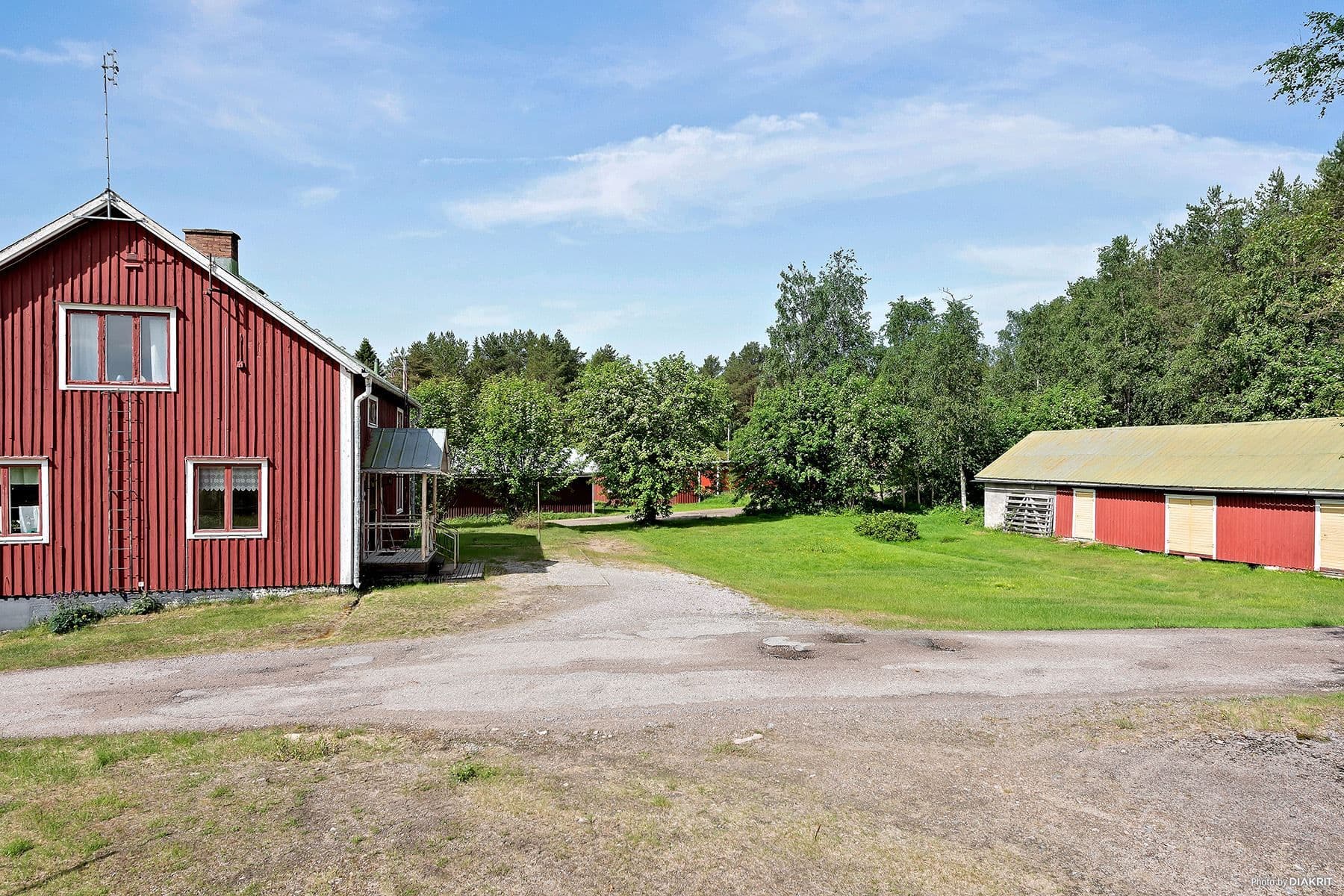 Gårdsplan och förrådslänga