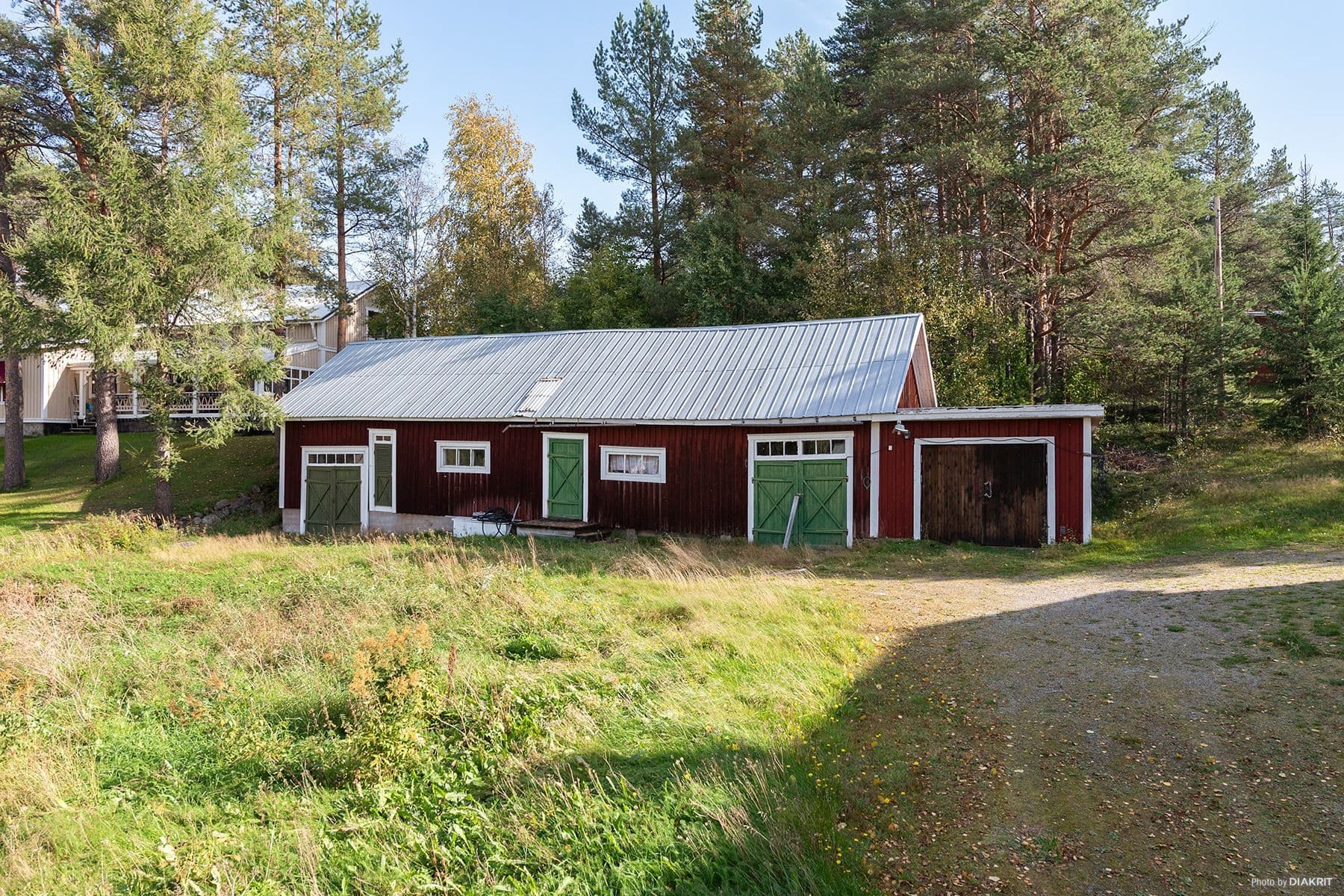 Länga med garage, förråd och bastu