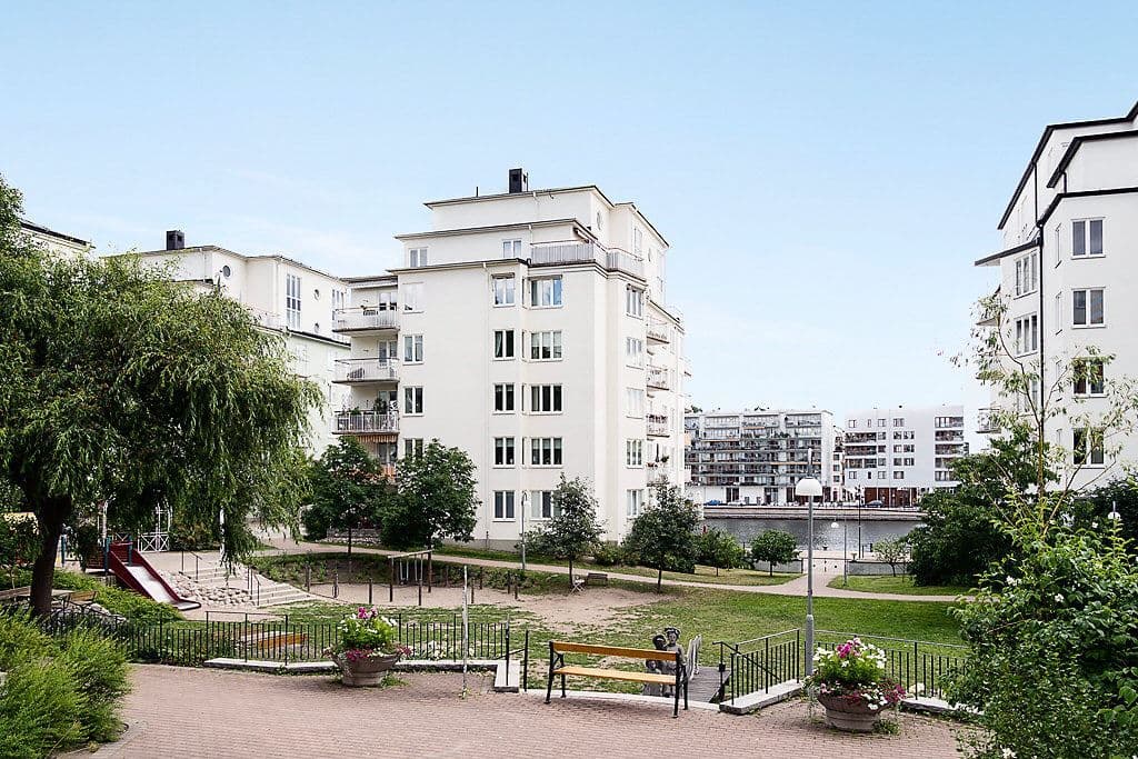 Trivsam innergård med härlig sjöutsikt