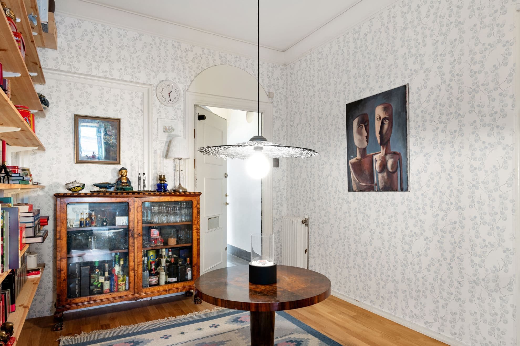 Bibliotek/hall/sovrum, entrédörr från trapphus