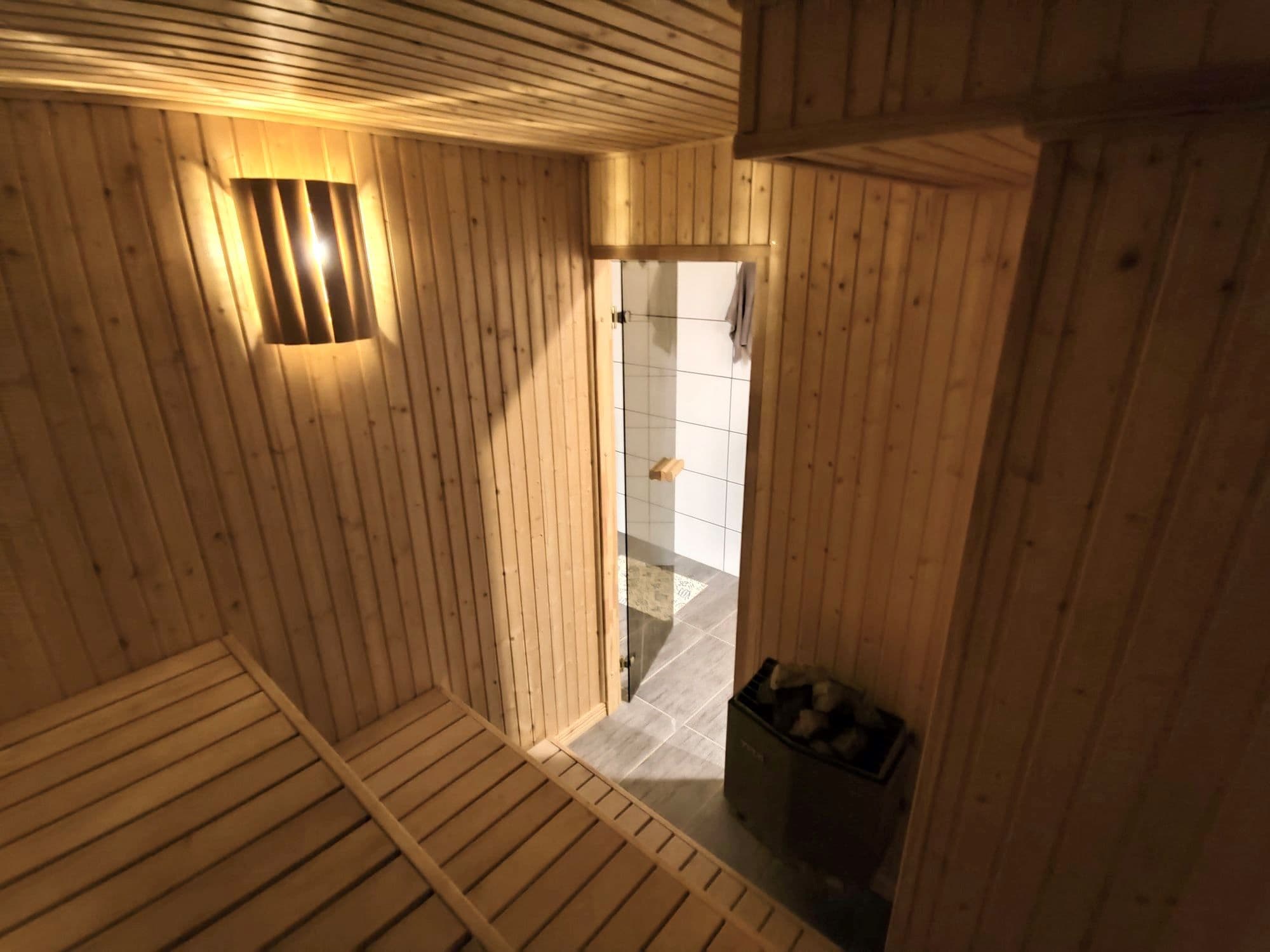 Bastu och jacuzzi i relaxavdelningen i källare