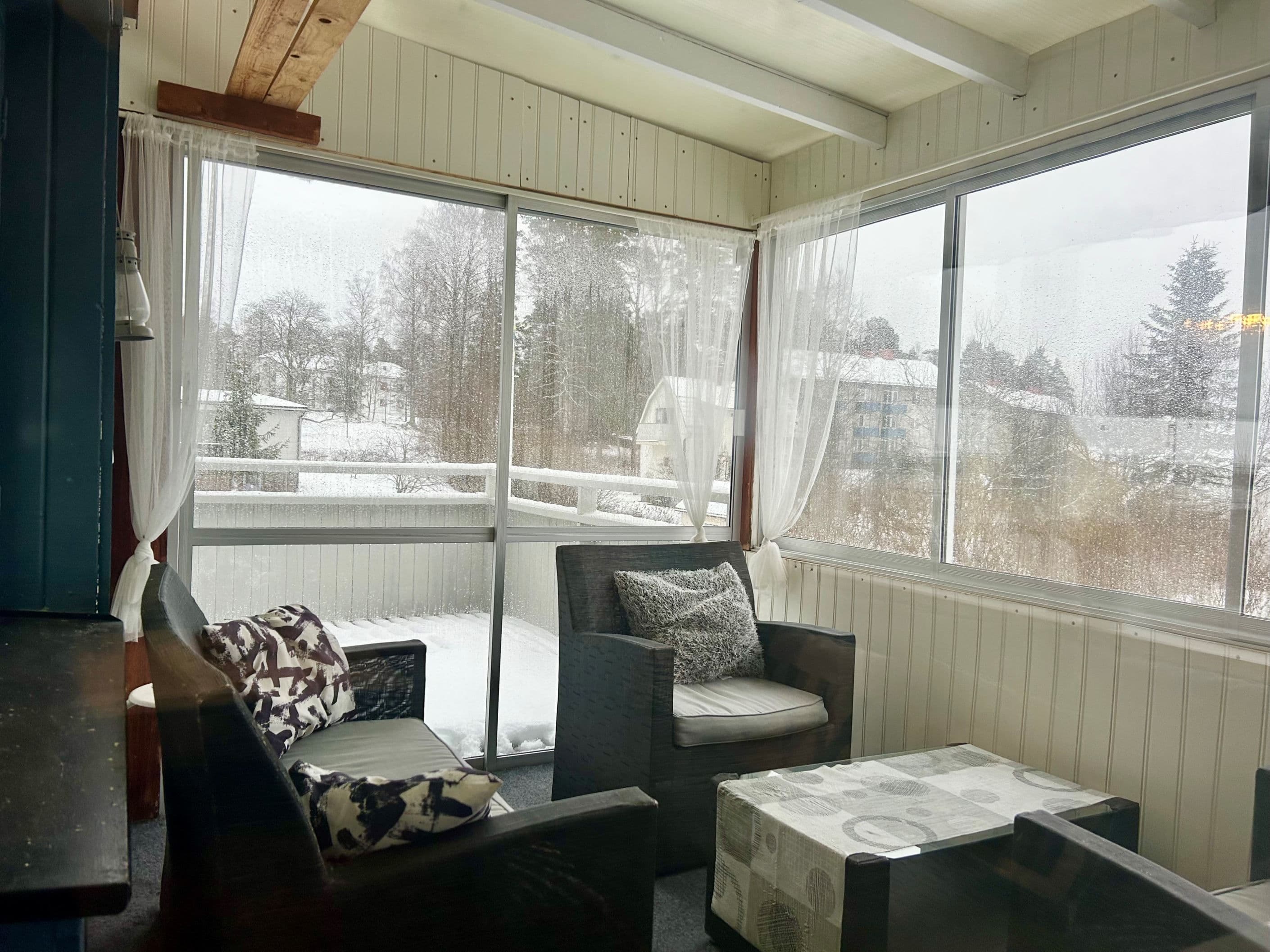 Inglasad altan och soldäck från övervåning