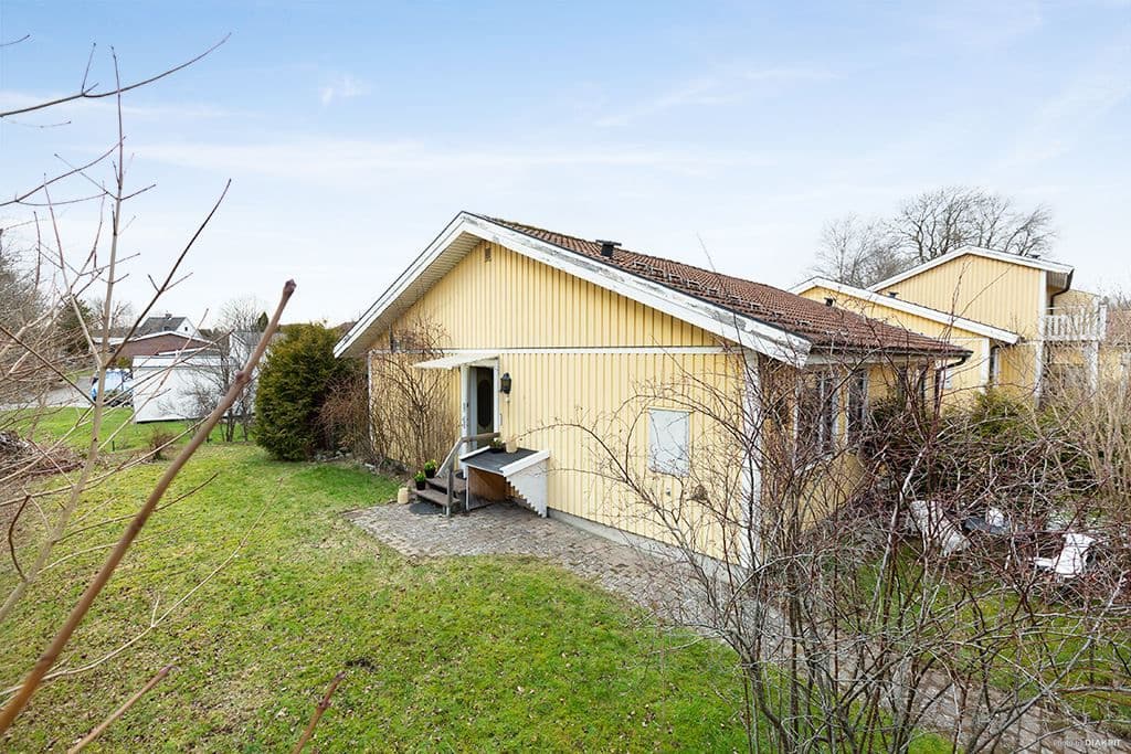 Trädgård och entré