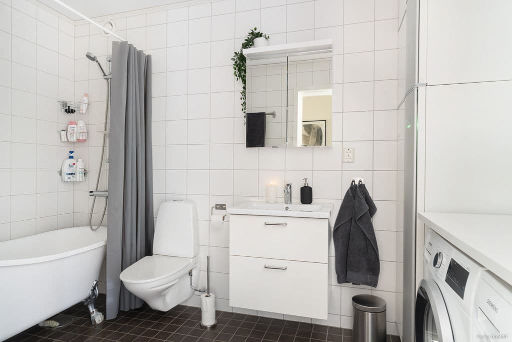 Badrum med tvättavdelning