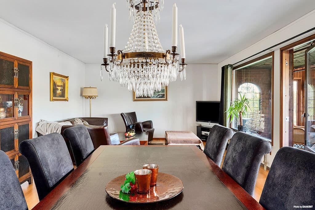 Vardagsrum med plats för matsalsbord