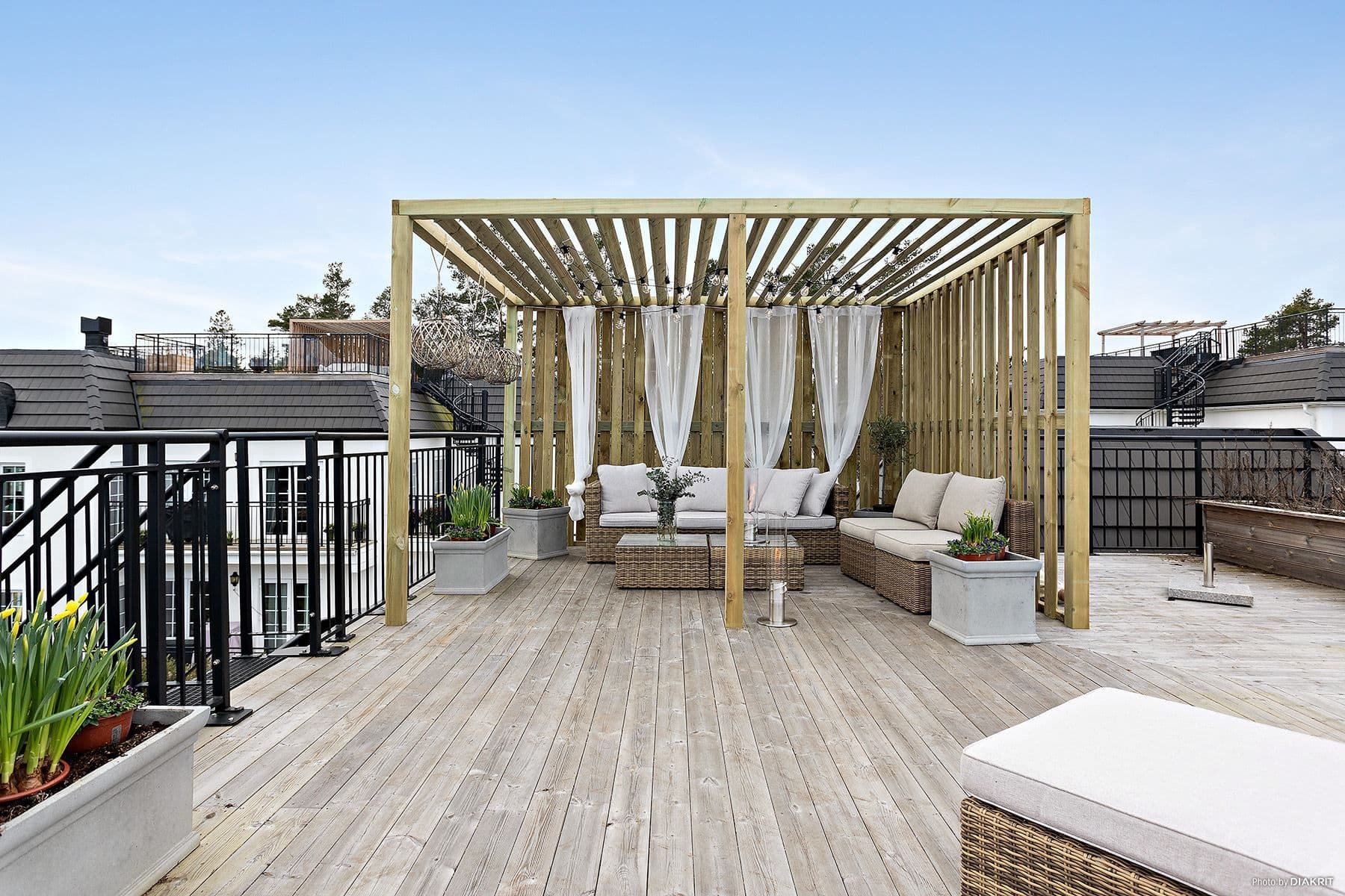 Sommartid är den stora takterrassen bostadens höjdpunkt!