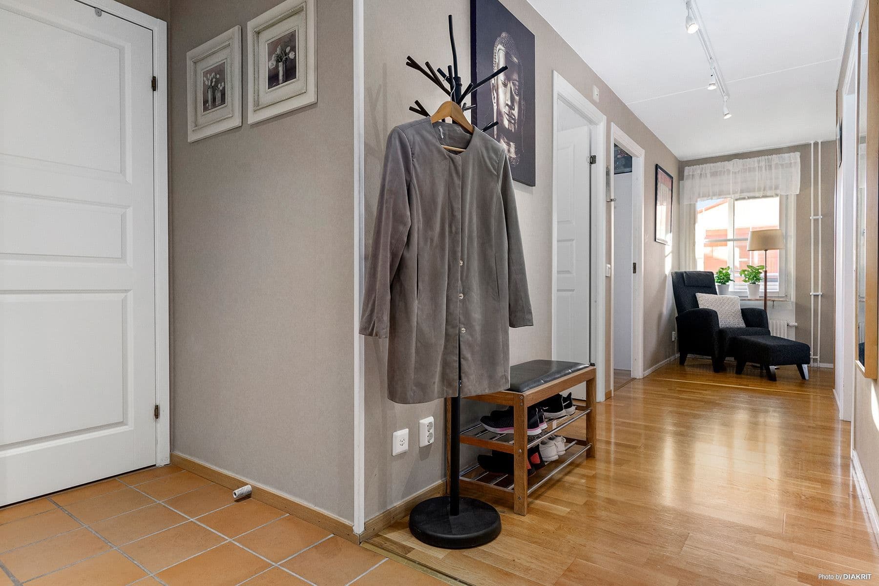 Hall och längre in plats för läshörna in mot vardagsrummet