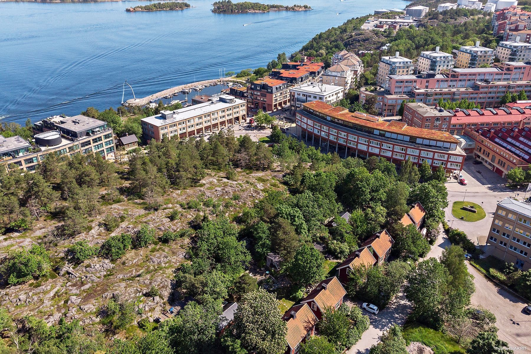 Nacka strand med sitt sjönära läge och sin blandade bebyggelse