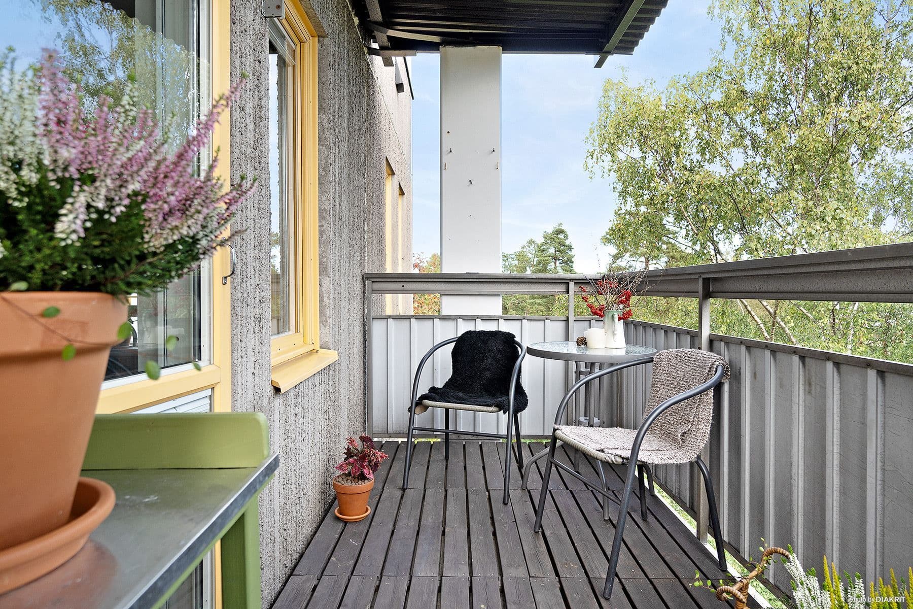 Balkong mot den grönskande parken