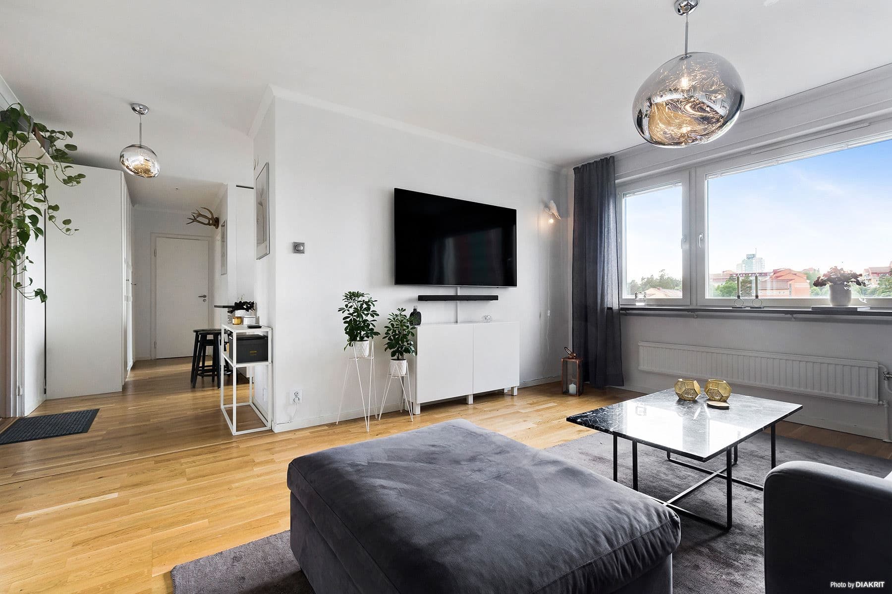 Ljust, rymligt vardagsrum med öppen planlösning mot hallen