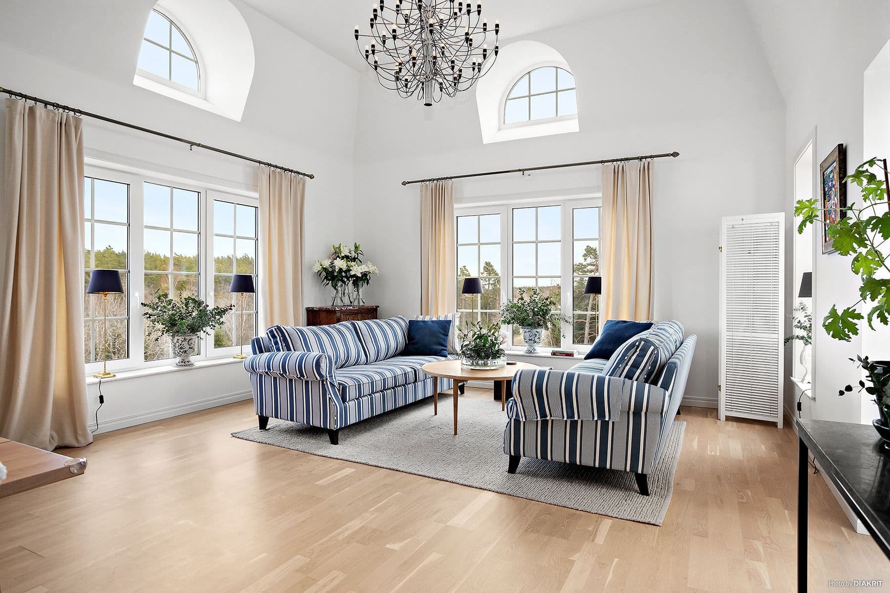 Vardagsrummet präglas av ljus och rymd med sina 3,7 m i takhöjd och ett fantastiskt ljusinsläpp