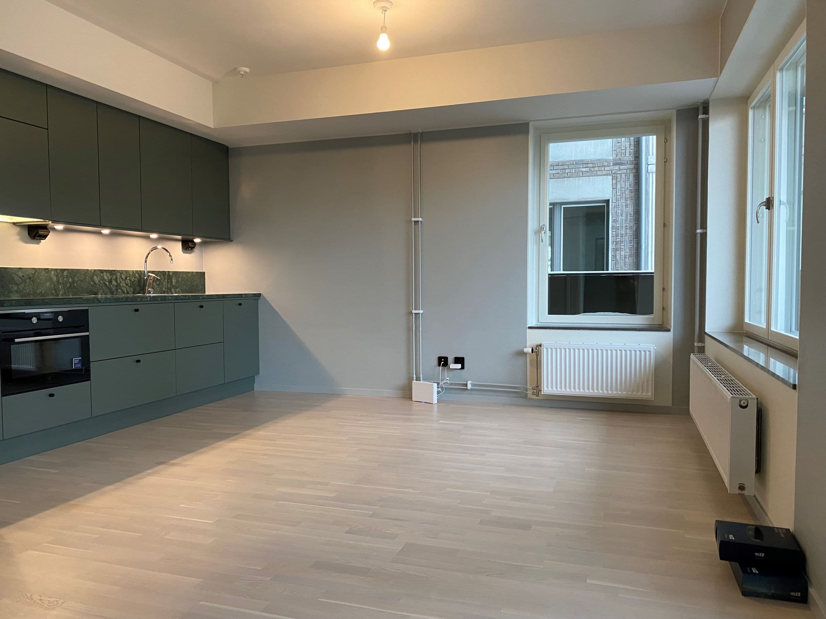 Kök/vardagsrum med plats för soffhörna och matplats