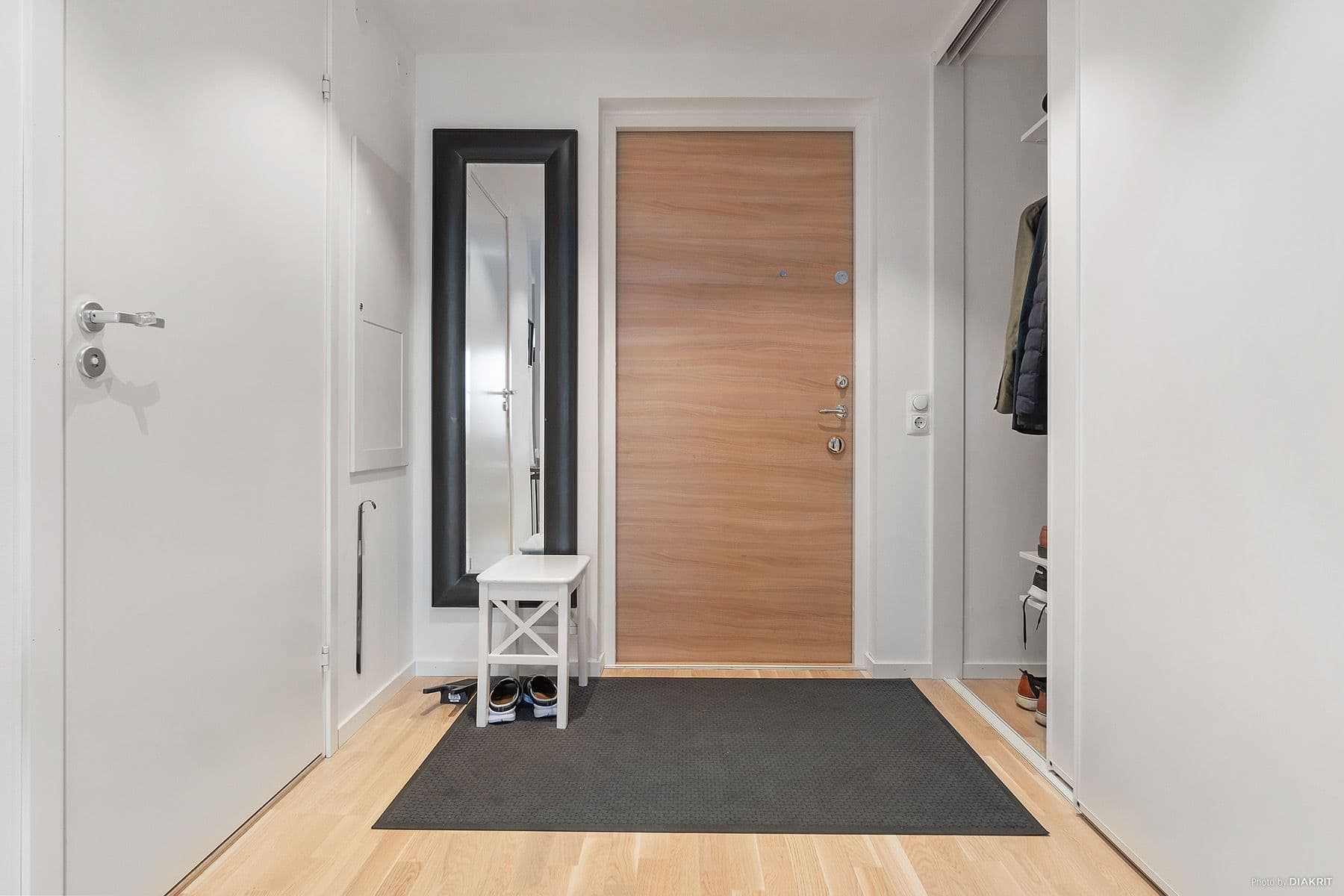 Välkomnande hall med platsbyggda garderober
