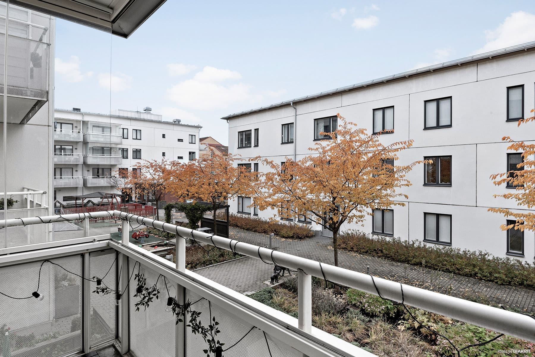 Utsikt mot den lummiga innergården från balkongen