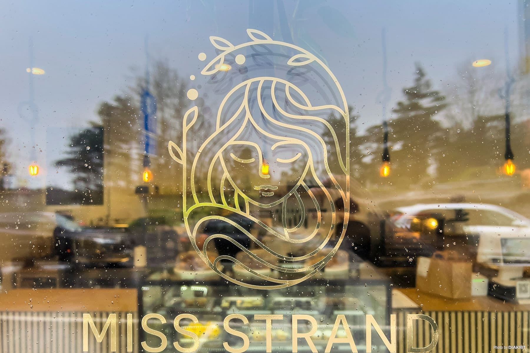I grannföreningen ligger Miss Strand café