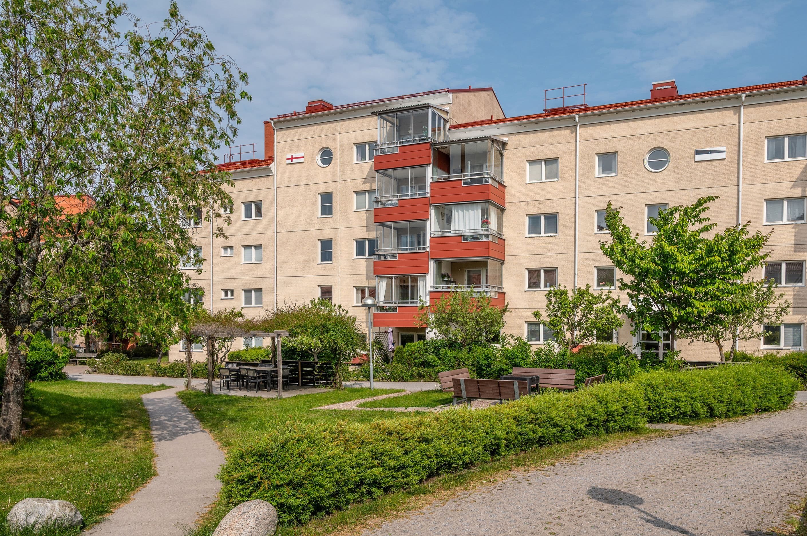 Grönskande gård utanför lägenheten