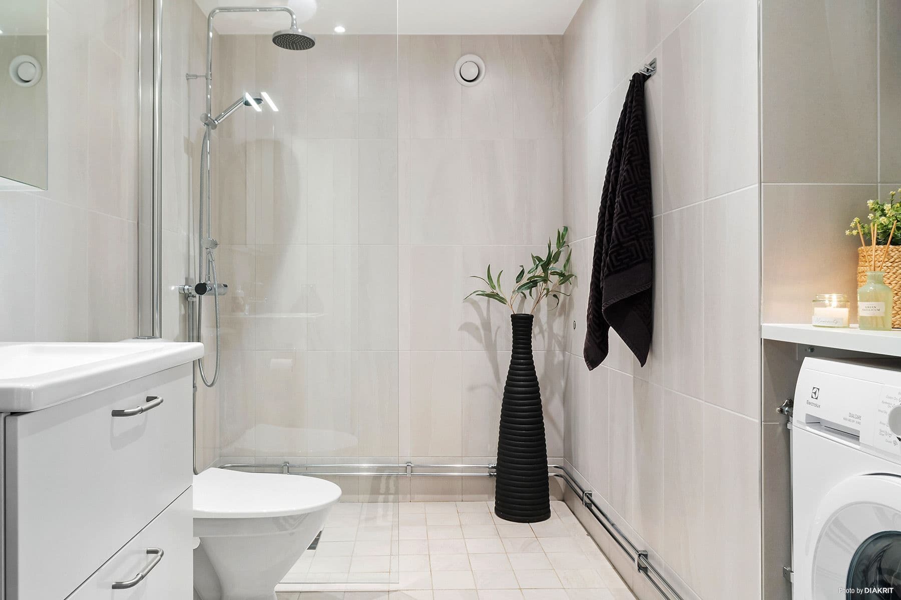 Rymlig dusch/wc/tvätt med kombimaskin (tvätt/tork)