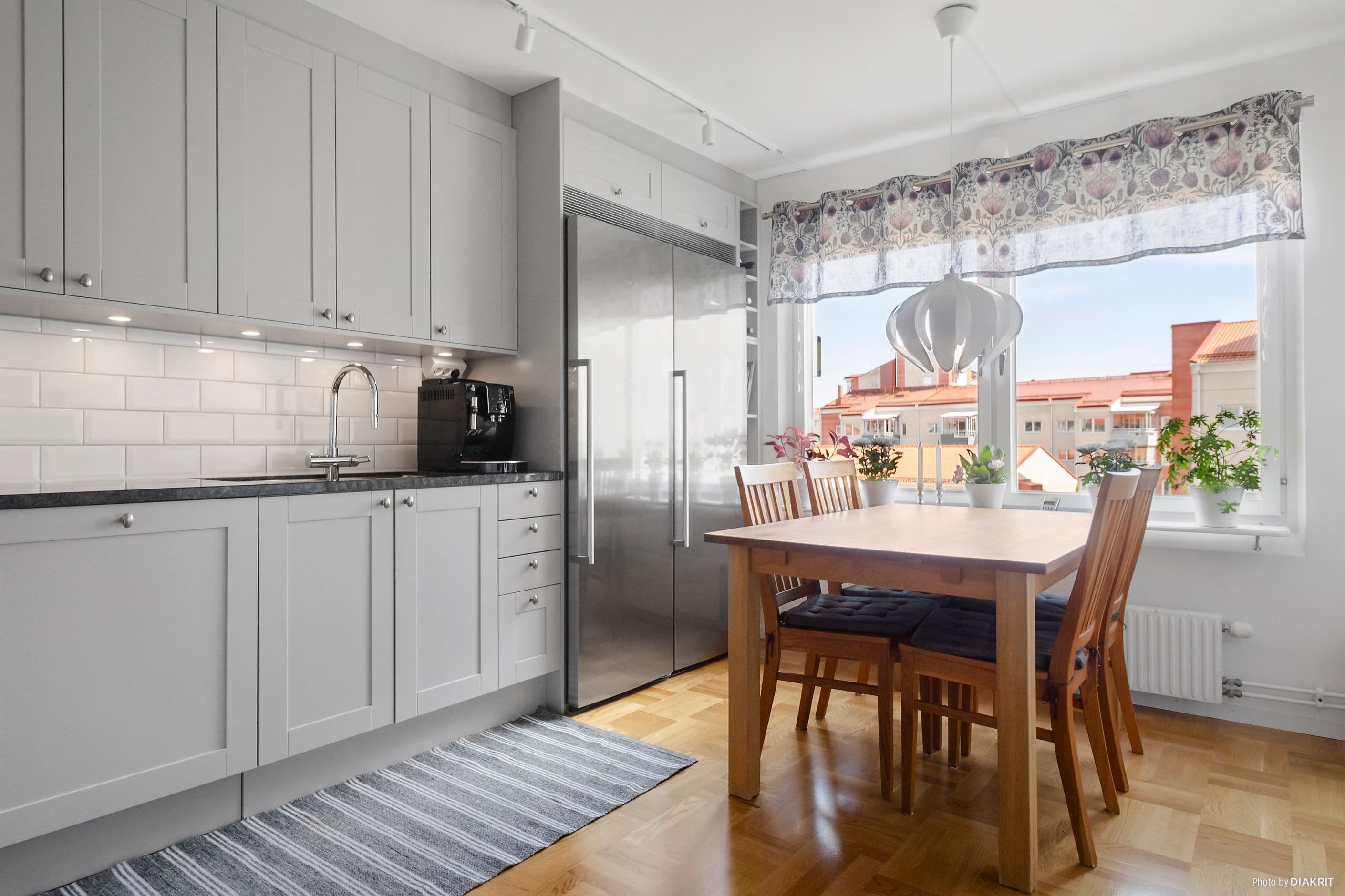 Kök med plats för matgrupp