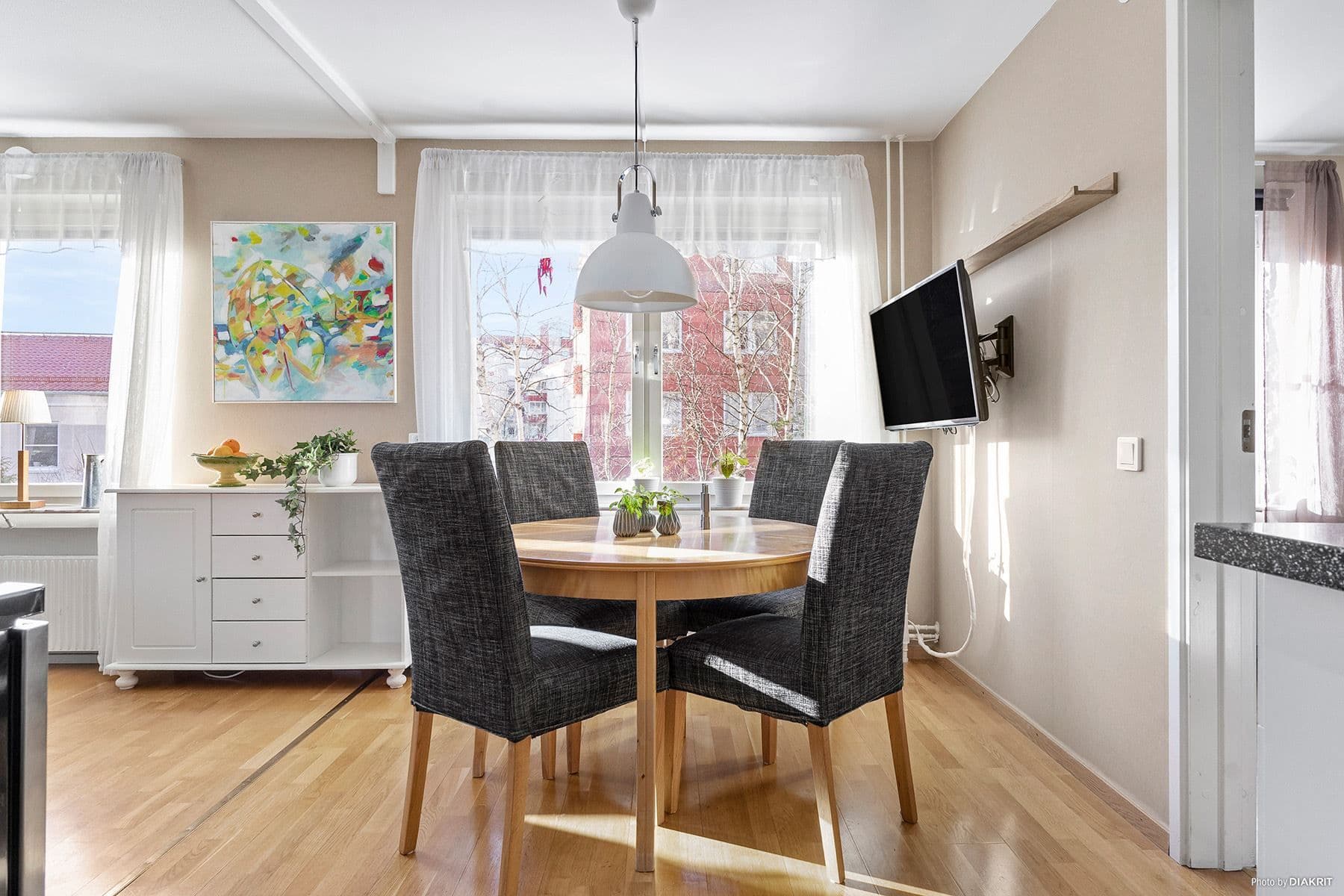 Ljus matplats vid fönster