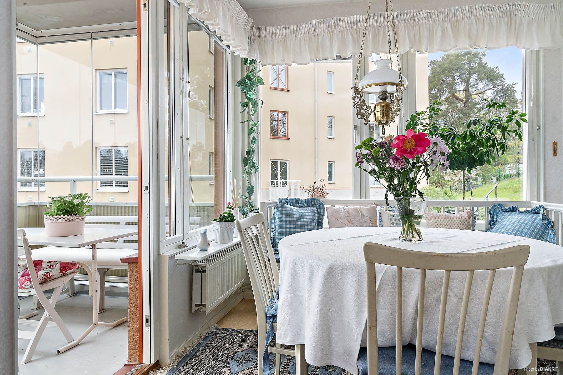 Burspråk och utgång till balkong