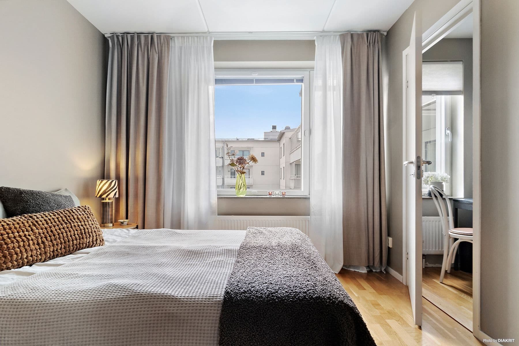 Sovrum med ingång till klädkammare/kontor med fönster