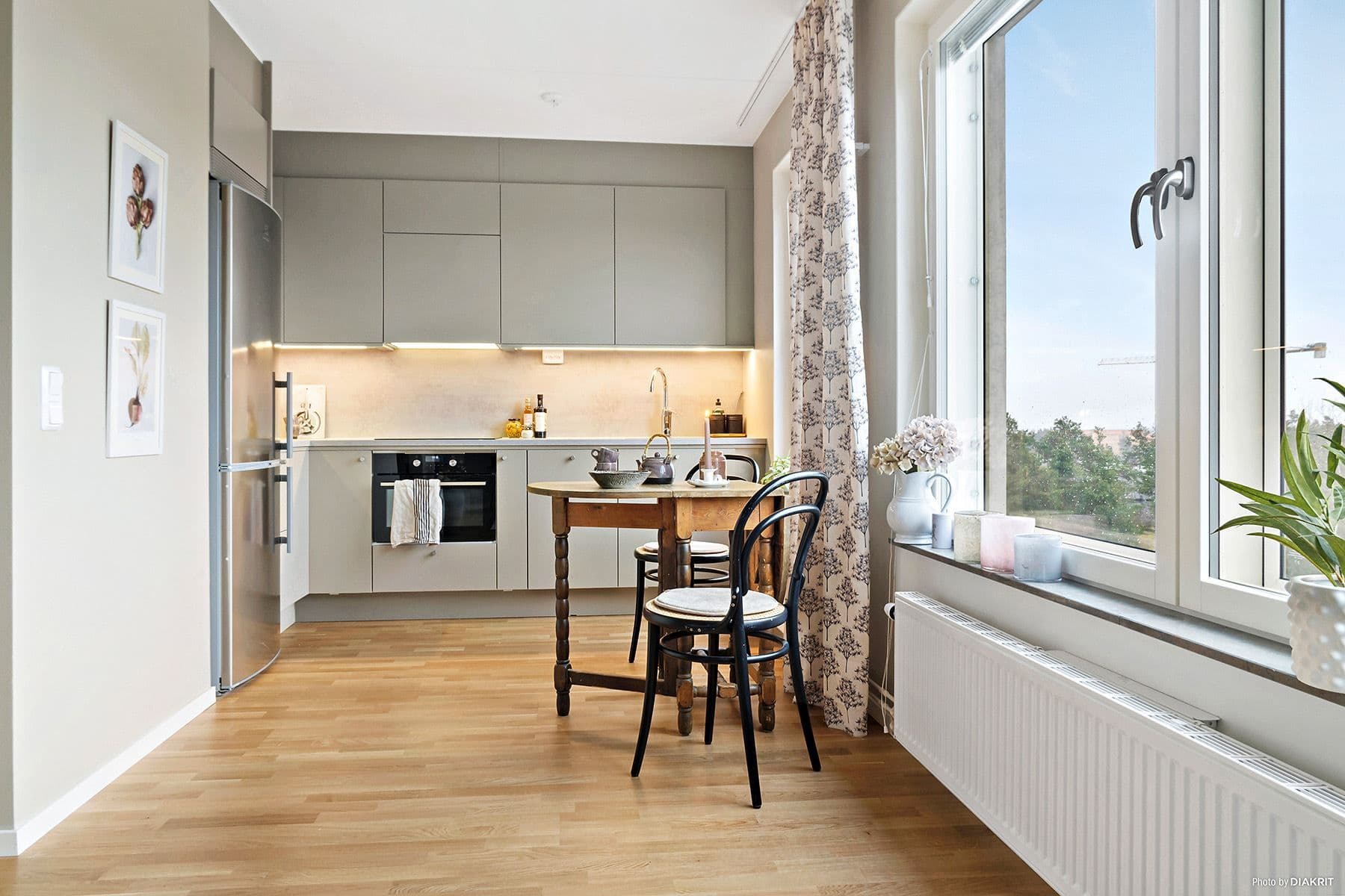 Snyggt kök från Vedum och matplats vid fönster