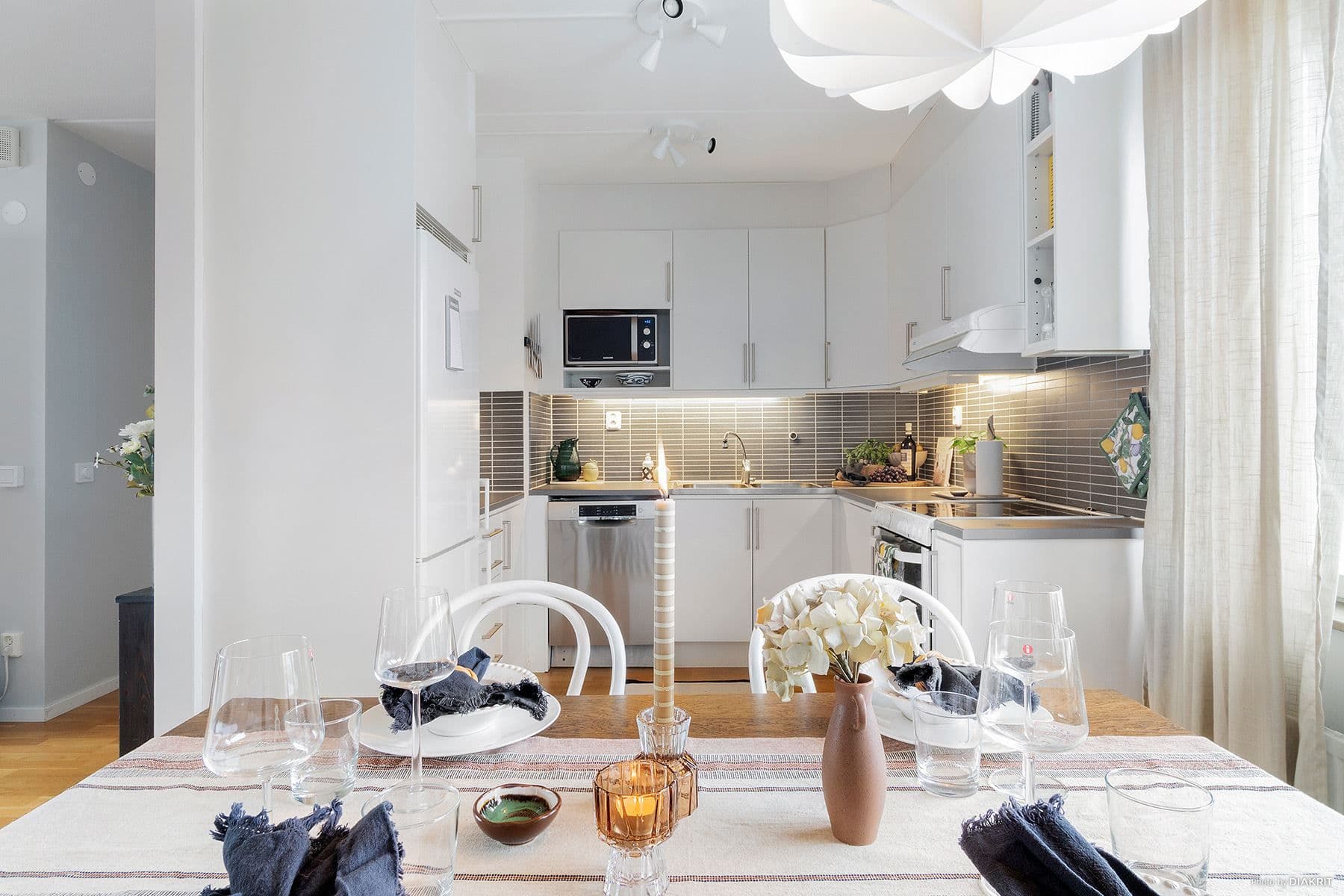 Kök med stor matplats vid fönster