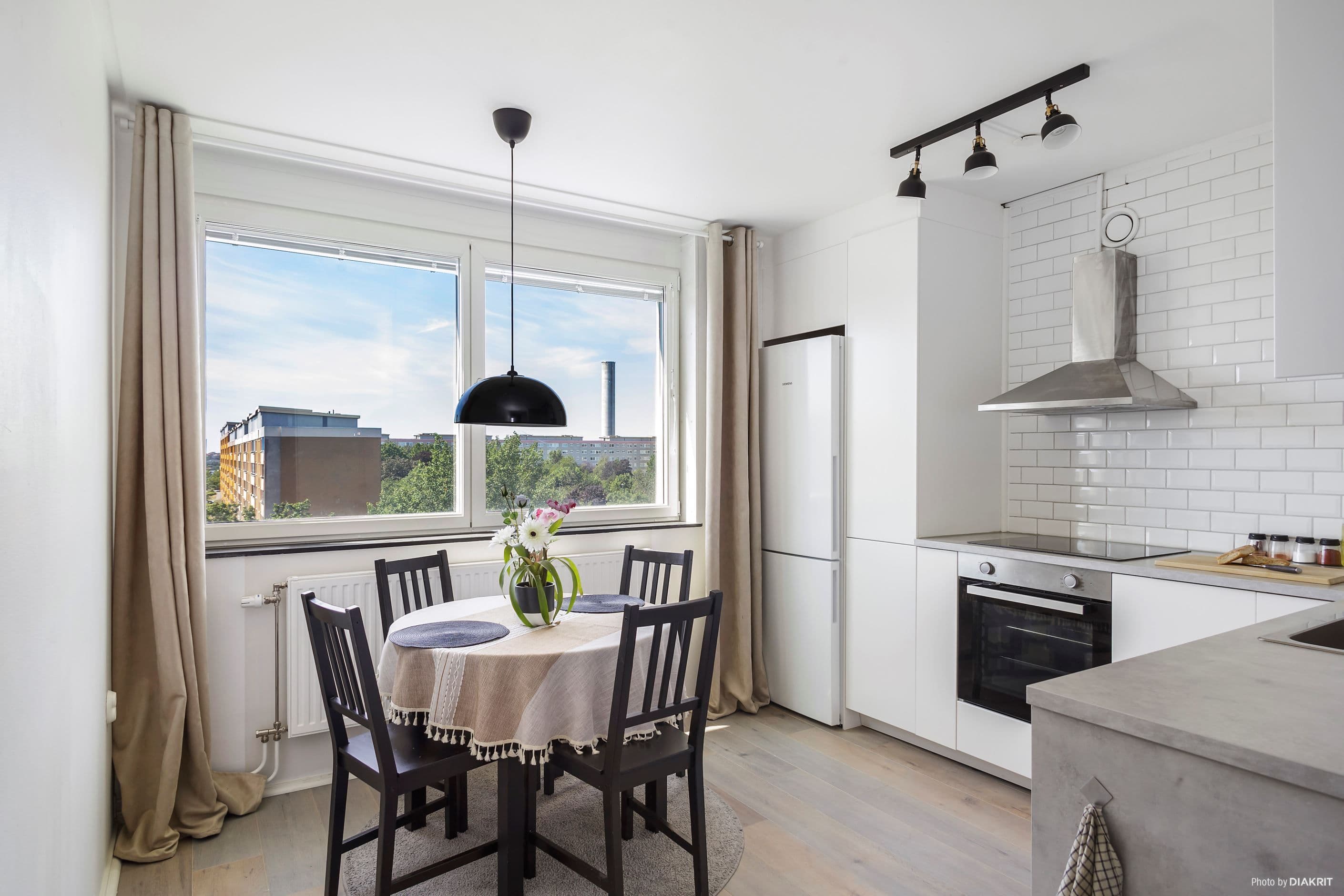 Kök med plats för matgrupp
