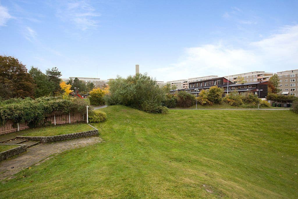 Trevlig parkliknande bilfri innergård