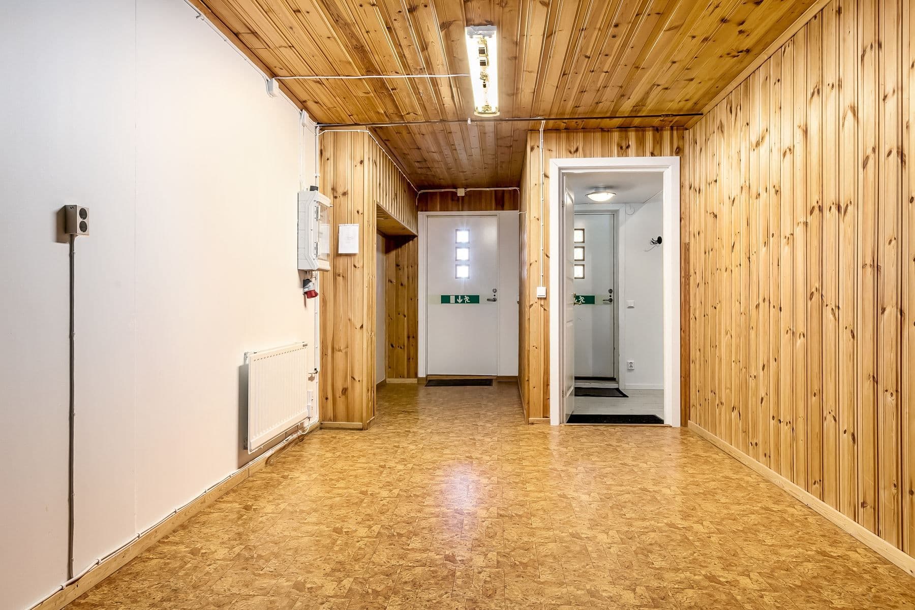 Två entrédörrar på mitten av huset ...