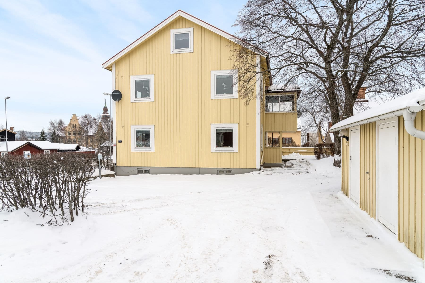 En gård med plats för minst 4 bilar