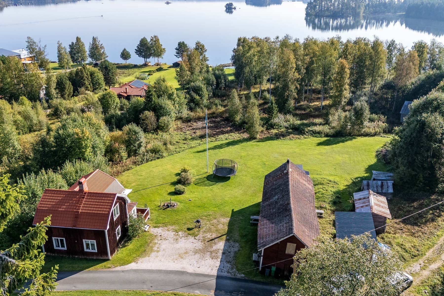 En större fastighet med sjötomt och bra insynsskyddat läge