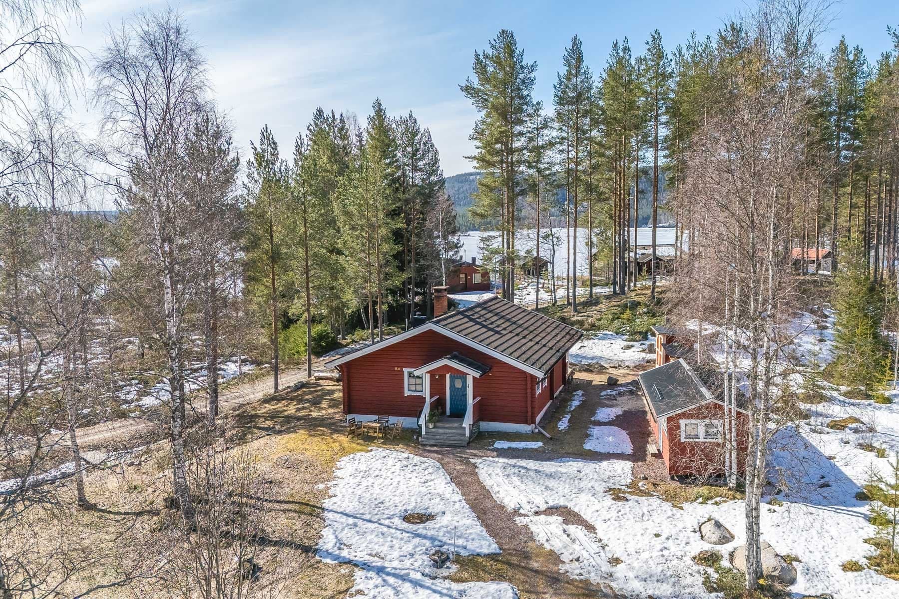 En större tomt med både naturtomt och gräsmatta
