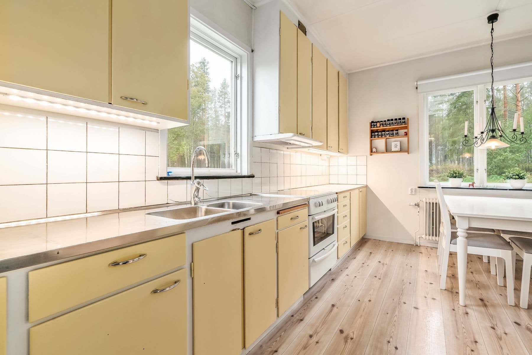 Kök med värmande kamin