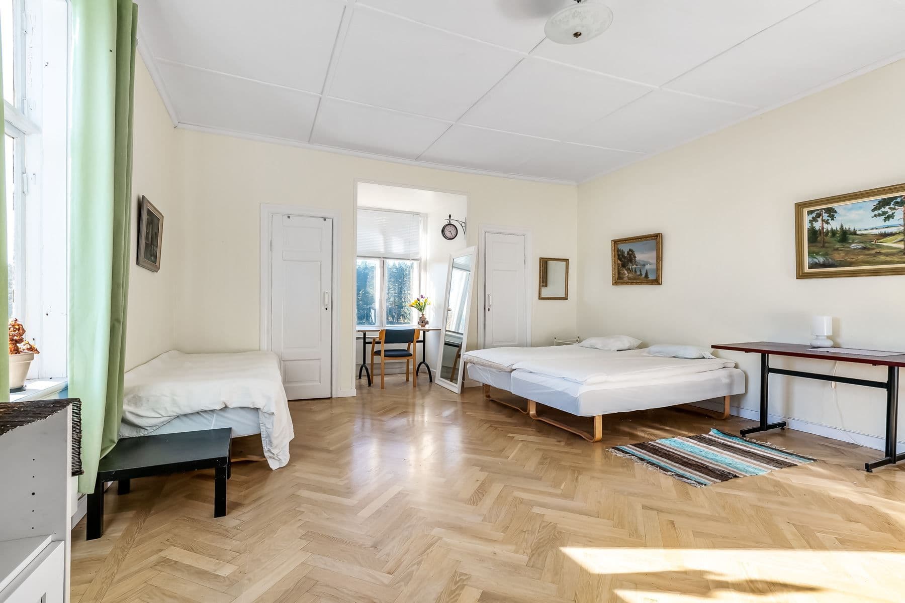 Större rum ovan cafédelen med eget badrum
