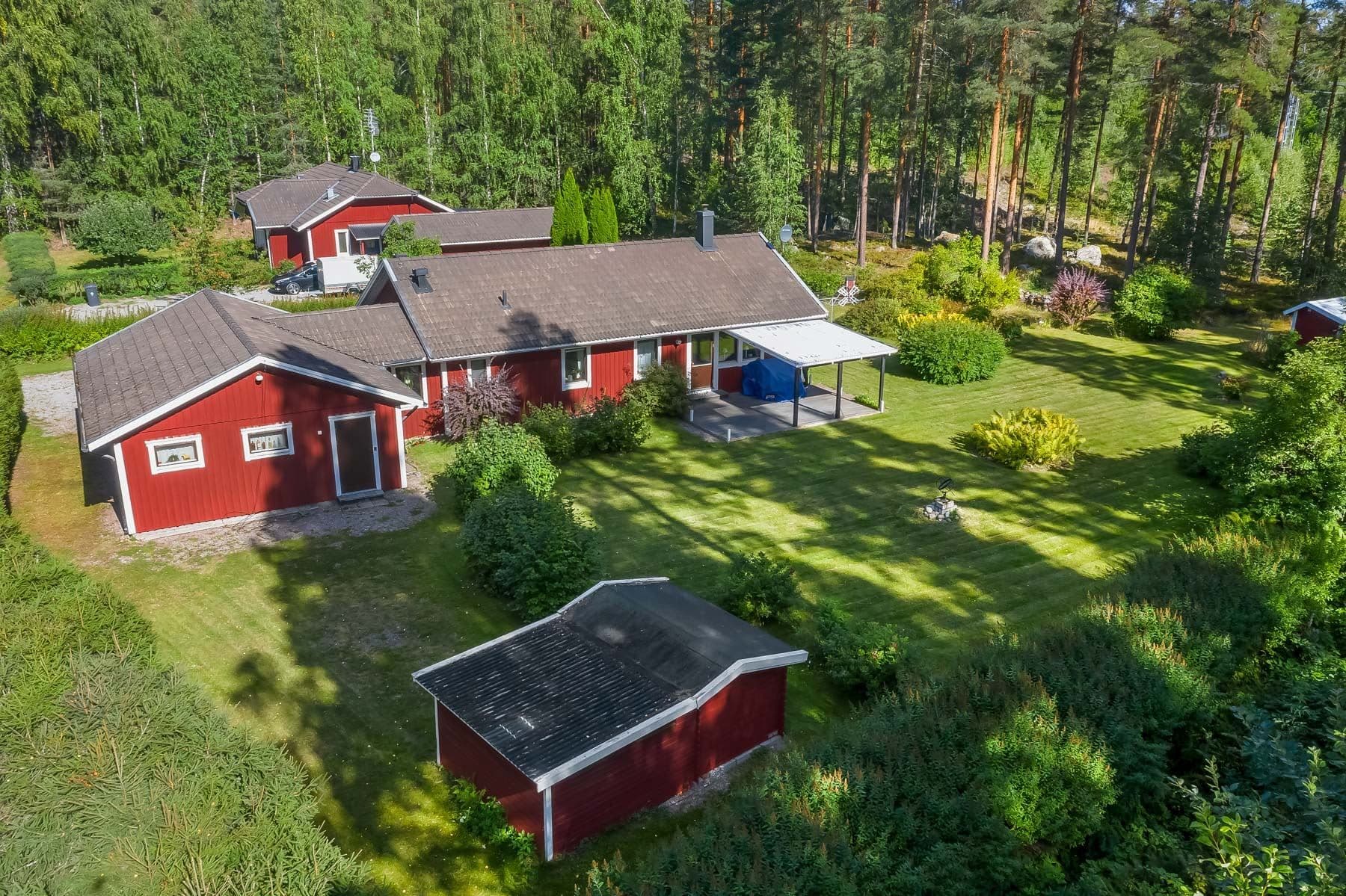 Vy över baksidan av huset och tomten