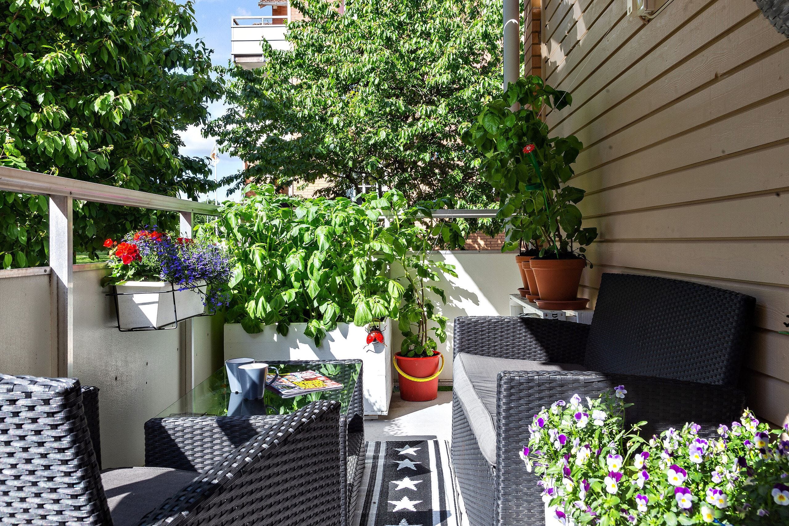 På den generösa balkongen får man plats för önskat utemöblemang