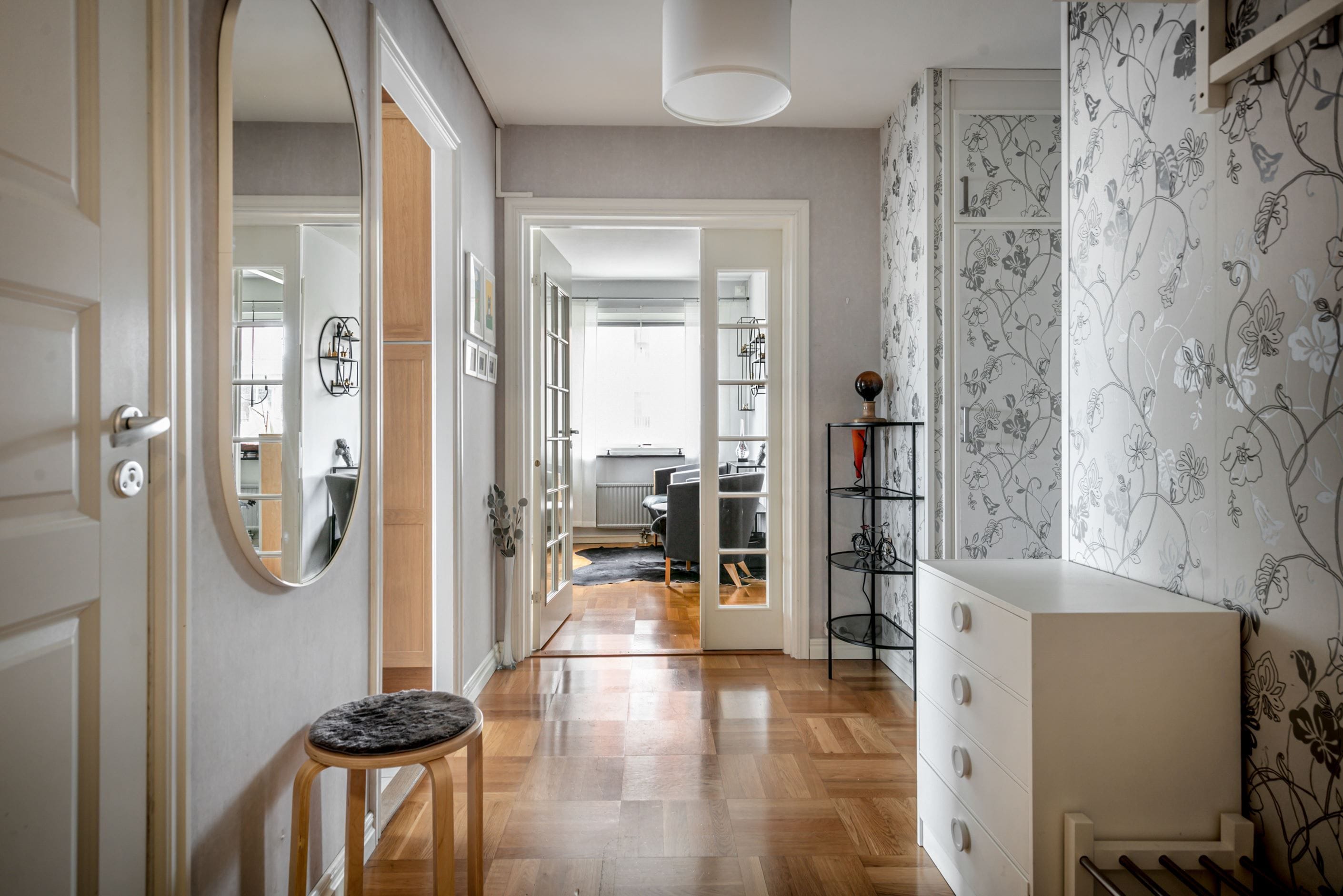 Hall med garderober och stor klädkammare i nära anslutning