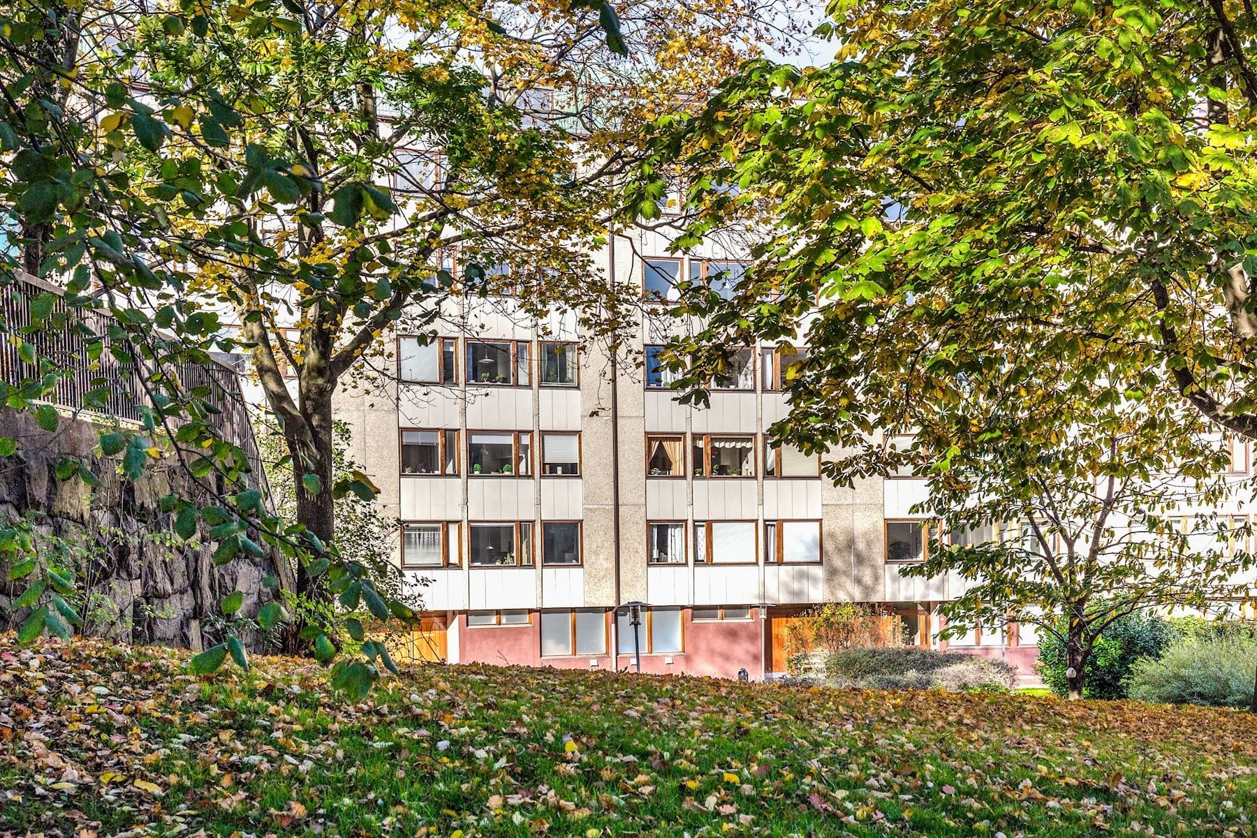 Grönskande innergård hör uppe på Otterhällan