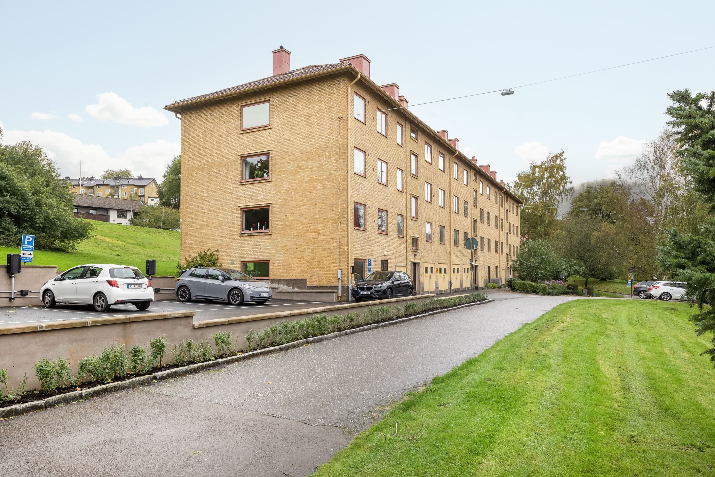 Föreningen har egna parkeringsplatser samt garage