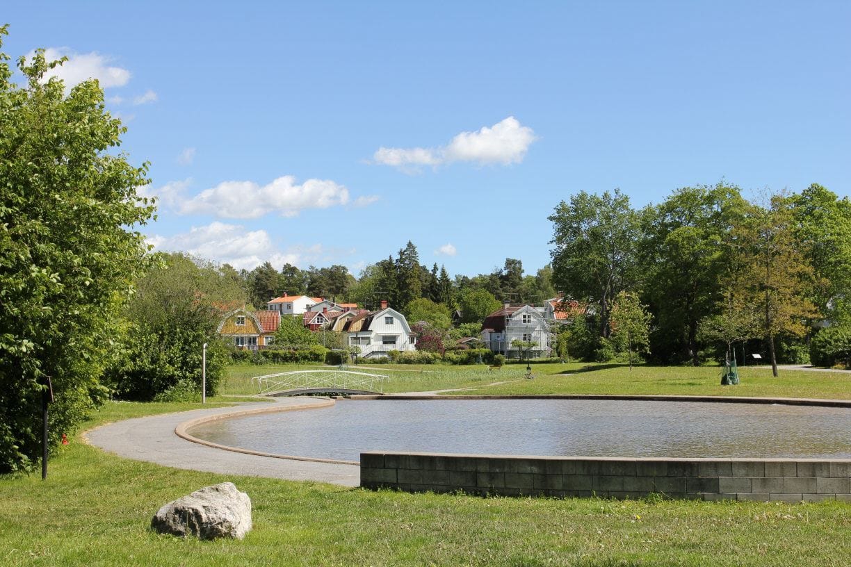 Olovslunds plaskdamm med lekplats invid
