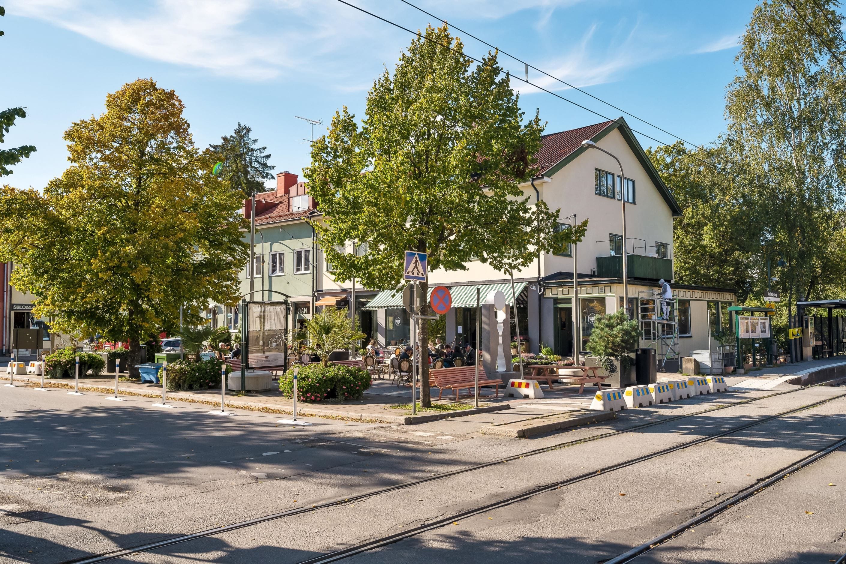 Nockeby Torg med småbutiker, café och 12:ans spårvagn